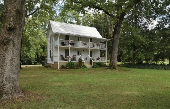 Small 1897 Farm House, super cozy on two acres