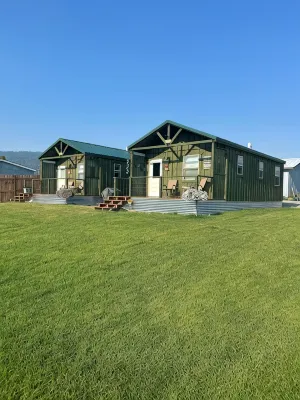 Dora’s Cabin at Grans – Flathead Lakefront, Firepit, Dock, Kayaks, Pet Friendly.