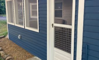 Cozy Cottage walking distance to Downtown!