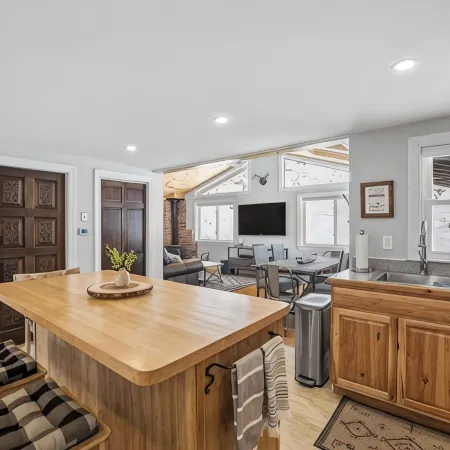 Cozy Private Chalet-Close to Skiing with Hot Tub-Pet Friendly
