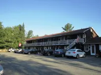 Sandy Point Motel - parking