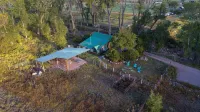 1907Creekside Cabin w/ hot tub & sauna;  bike, hike, ski & fish- Go Back in Time - Feriehus