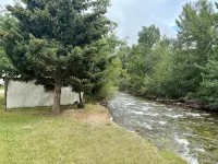 The Spruce House on Rock Creek- Hot Tub, 2 Kings, 2 Queens/ 2 bath, Fenced Yard - 4-Star