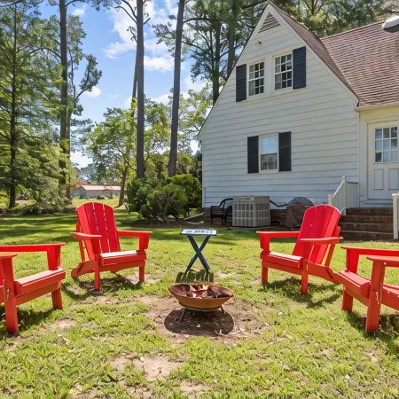 Inviting Waterfront Cottage on Cedar Creek