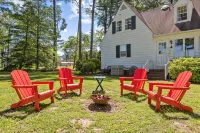 Inviting Waterfront Cottage on Cedar Creek - 홈스테이
