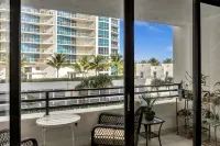 Stylish Beachfront Gem ~ Sea View, Pool, Gym, Pkg! - วิวทะเล