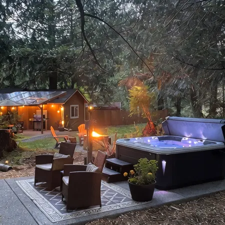 Cozy Forest Escape • Private Hot Tub • Trails & Gnome Walk • Near Beach
