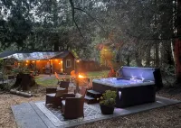 Cozy Forest Escape • Private Hot Tub • Trails & Gnome Walk • Near Beach