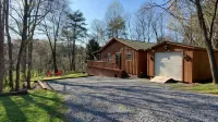 Lightning Bug Lodge - Cozy Mountain Cabin, Peaceful/Quiet Area, Hot tub!