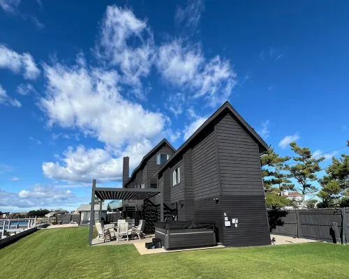Black Swan: Beachfront Home w/ Year-Round Jacuzzi Hotele w: Hampton Bays