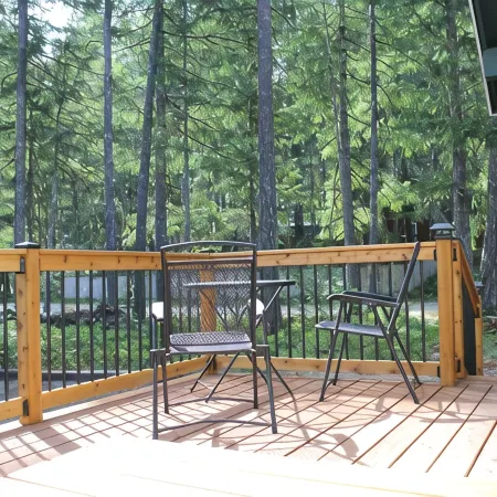 Cozy Bears Den Cabin just off Lake Kokanee