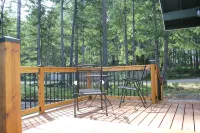 Cozy Bears Den Cabin just off Lake Kokanee