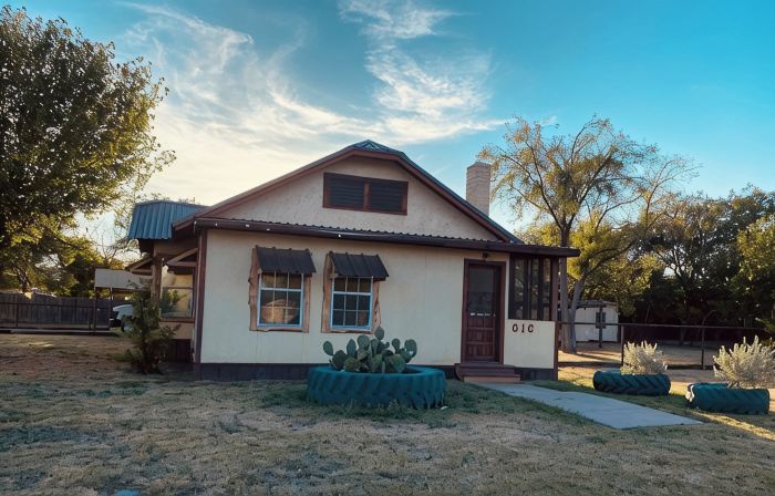Charming 2-Bedroom House in Coleman with AC and WiFi.  Sleeps 6 & No Pets.