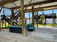 Modern Lakefront Treehouse with Pedal Boat, 2 Kayaks, Sun Deck and Arcade - Wifi