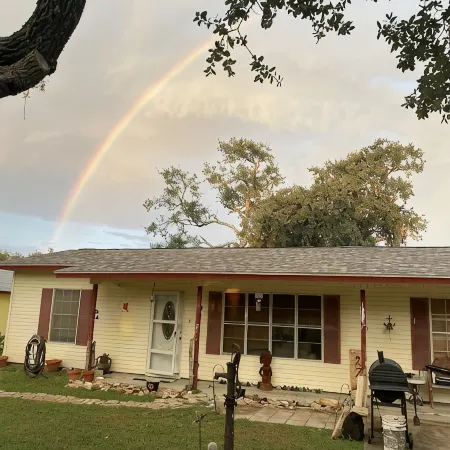 Tony's Coastal Cottage: Dog Friendly & Lrg. Privacy Fenced Backyard!! Quiet Area