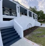 JD’s Zebras - Redesigned Historic School Guesthouse, Old BSL, Steps to Beach - 4-Star