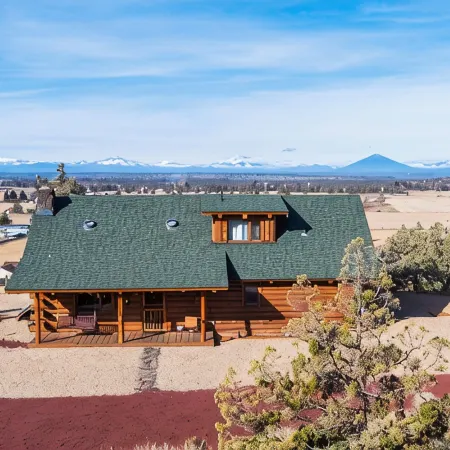 Mountain View Cabin Oasis near Smith Rock on Multi-acre Property, Dog-Friendly!