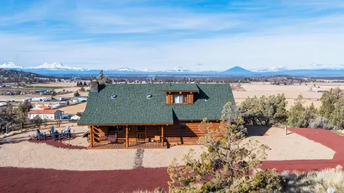 Mountain View Cabin Oasis near Smith Rock on Multi-acre Property, Dog-Friendly! - Alppimaja