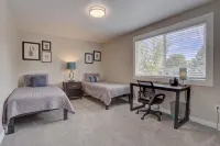 Modern 5 BR - Large Yard + BBQ + Kid's Playhouse + Game Room + Great WiFi - Homestays