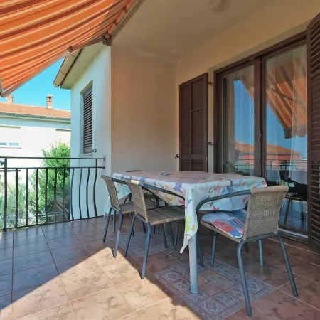 Bright apartment with garden and balcony Hotels in Galižana