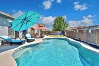 Family Pool Home – Saltwater Pool & Fire Pit – 2 King Suites – Sleeps 12 - Wifi
