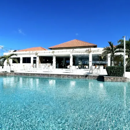 Perfectly Located Townhouse: Minutes to Beaches