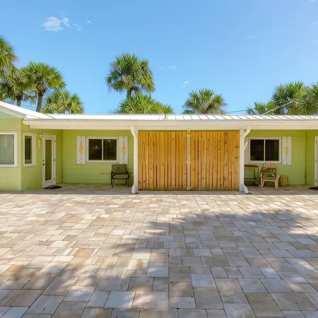 Beautiful downtown Melbourne Beach renovated apartment one block from the beach!