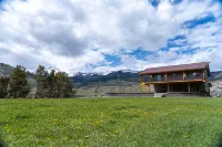 Yellowstone Park Riverfront Chalet