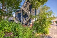 Downtown Boothbay Harbor Vintage Summer Camp Suite - 3-Star