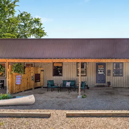 On Main Street 1 mile from Jacks Fork River! Central Eminence location! Hoteles en Condado de Shannon