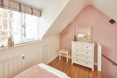 Host & Stay | Dolphin Cottage 1736 Hotels in 