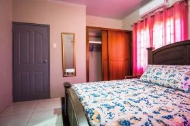 Comfortable 3-bedroom house AC TV in rooms WiFi laundry fully equipped kitchen