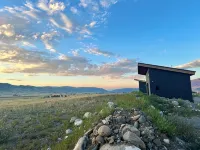 Serene cabin 3 with AC in charming Paradise valley with stunning views