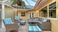 Casa de Flores is an updated, charming, old Florida rambler w/ salt water pool. - Private Pools