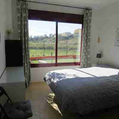 A spacious first floor with views of the vineyards and the sea. Rooms