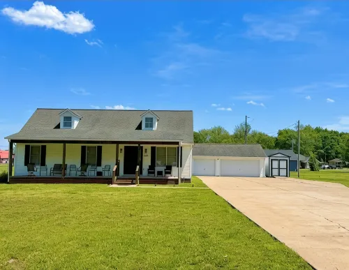 Minutes from KY Lake & Close to Town! Updated, Clean, Comfy, Huge Driveway! - Boutique