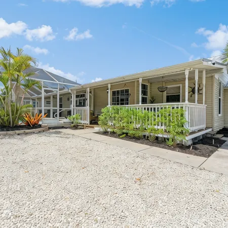 Historic 1925 Bungalow • 3 Private Br Suites • Heated Pool • Nr.Downtown & Gulf