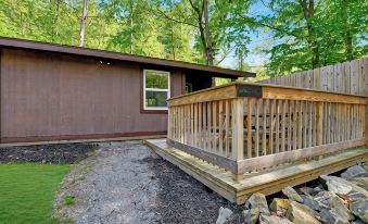 Walk to Beach - Pet friendly Cabin w/ Workspace
