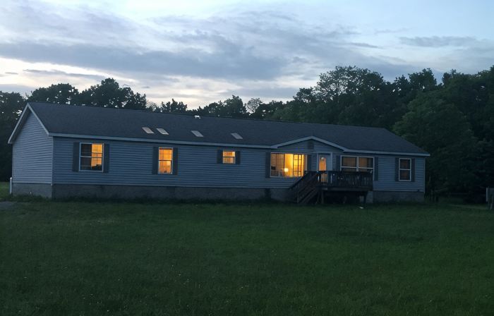 King Size Bedroom/ Outdoor Fire Pit, Game Room. Cozy Getaway Cottage