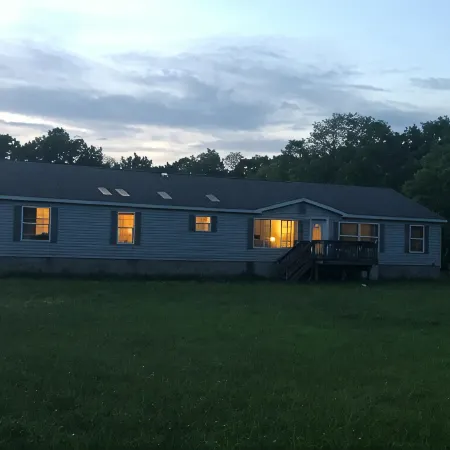 King Size Bedroom/ Outdoor Fire Pit, Game Room. Cozy Getaway Cottage