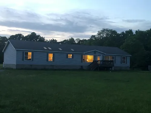 King Size Bedroom/ Outdoor Fire Pit, Game Room. Cozy Getaway Cottage