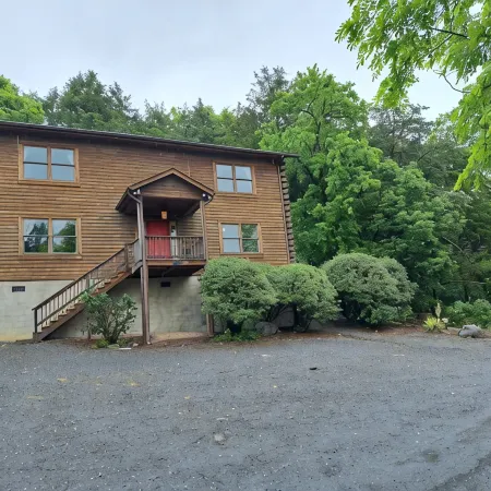 Cabin 25 - Spacious 6-bedroom private home minutes from downtown Lexington