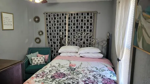 Charming 2-bedroom bungalow house in brilliant Kansas City  KS with AC, WiFi - Homestays