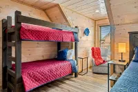 2 Min to Dollywood•Hot Tub, Bunks & Arcade - Chalets