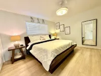 Chandelier Retreat 3Br/2BA/ King Bed /85”75”32” TVs/ Near Hard Rock Casino