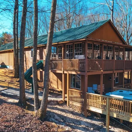 Large cabin-Game Room,Hot tub,Kid Friendly