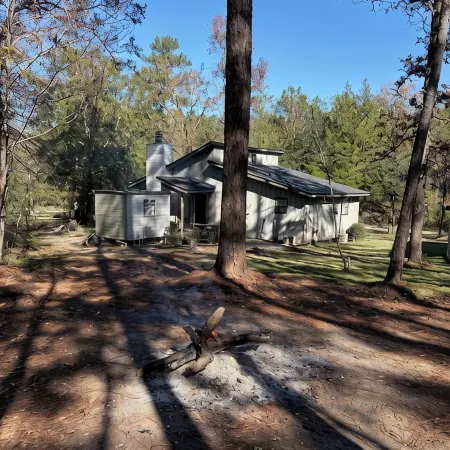 Fishing Camp 1-bedroom/Loft cabin in delightful Brookeland with AC, WiFi