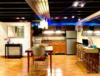 Live in this iconic East Side lower level apartment - ブティック