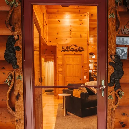 Peaceful Mountain Log Cabin Getaway with Hot Tub!