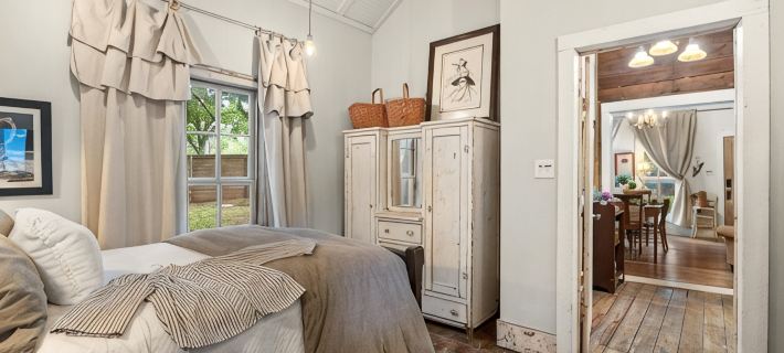 Historic 1890s Cottage: Walk to Historic Square, Beach, & Hiking Trail! Hotels in Hood County